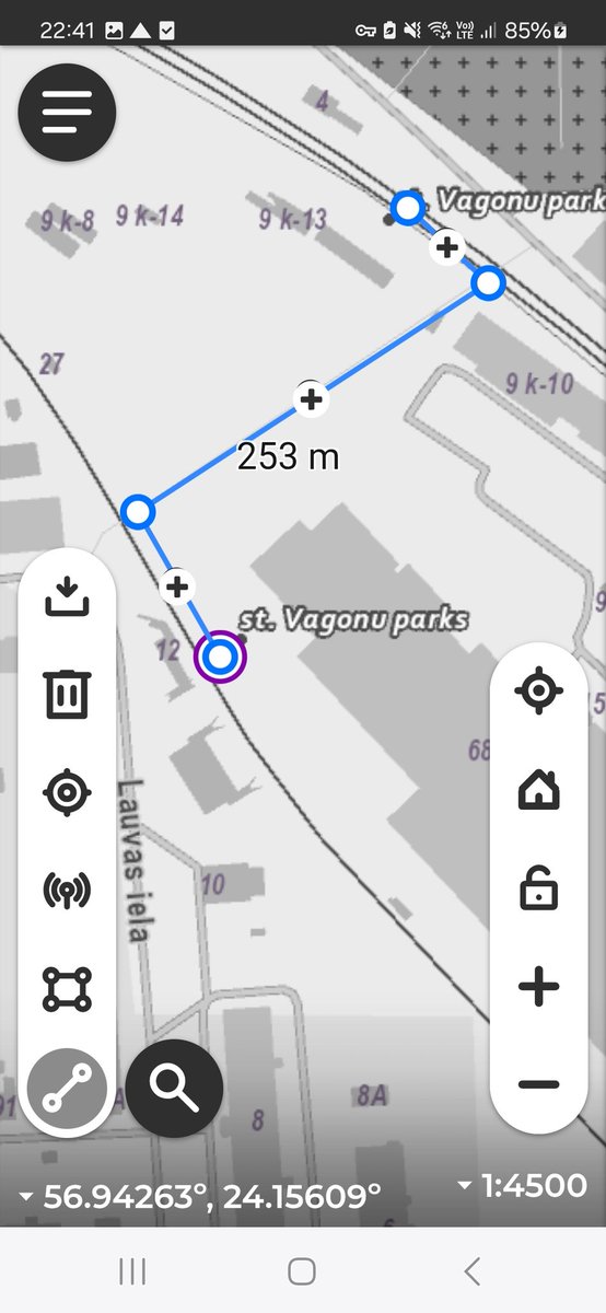 AndrisPuma's tweet photo. @qunynawy @AnitaDaukste @Afanasijs Vēlreiz. No Matīsa kapu puses Salaspils virziena pietura sanāk ~250 metru attālumā. @ViviVilciens par to nekādu norāžu nav. Ne cik tālu, ne kurā virzienā jādodas.  Kaut kāda aizlaiku pieeja. Un šī nav jau pirmā neizdarība no viņiem. Varu vēl uzskaitīt. https://t.co/vhq0Zw1u9O