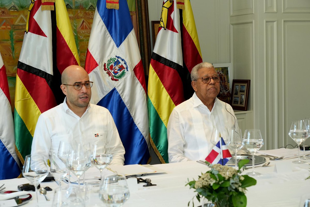 MIREXRD's tweet photo. 🗞️Nota de Prensa:

República Dominicana y la República de Zimbabue fortalecen sus vínculos diplomáticos mediante primera visita oficial de alto nivel

📲🌐https://t.co/M7h61Qh69W https://t.co/vF15BHxGZu
