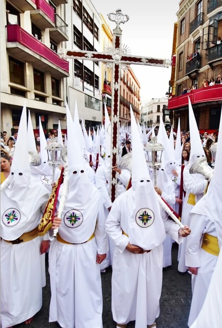 Una semana, solo una para que la marea blanca conquiste TRIANA y SEVILLA.

El orgullo de mi Hermandad.
Los del capirote blanco.