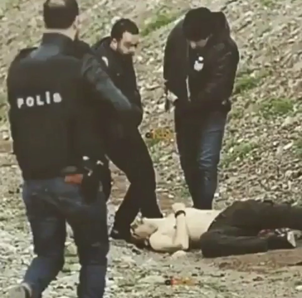 AleviHuman's tweet image. #Kemalkurkut venant d’une famille #pauvre de la minorité #Alevi.

Il avait l’espoir de réussir. Il était le seul de sa famille qui était #étudiant à l‘Université.

Le jour du nouvel an #Kurde, une dizaine de #policiers #Turcs ont #coursé et ont #abattu parce que Alevi et Kurde.