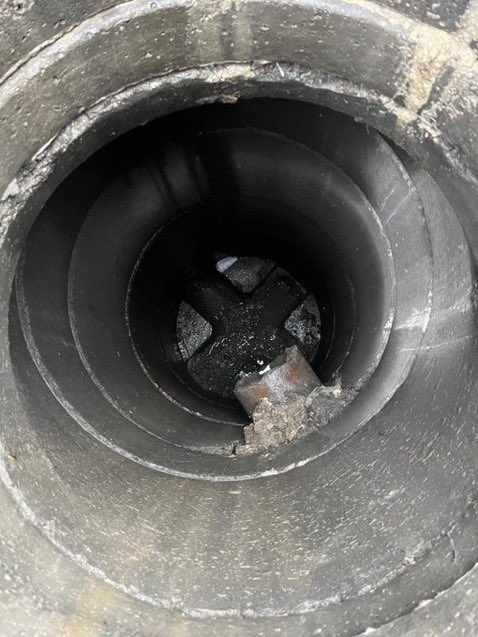 Esenyurt’ta İSKİ ekipleri, tıkanan atık su kanalını açmak için başlattığı çalışma sırasında muayene bacasının parke taşlarıyla doldurulduğunu gördü.

İSKİ Genel Müdürü Şafak Başa, olayın altyapıyı zor durumda bırakmayı amaçladığını belirtti.