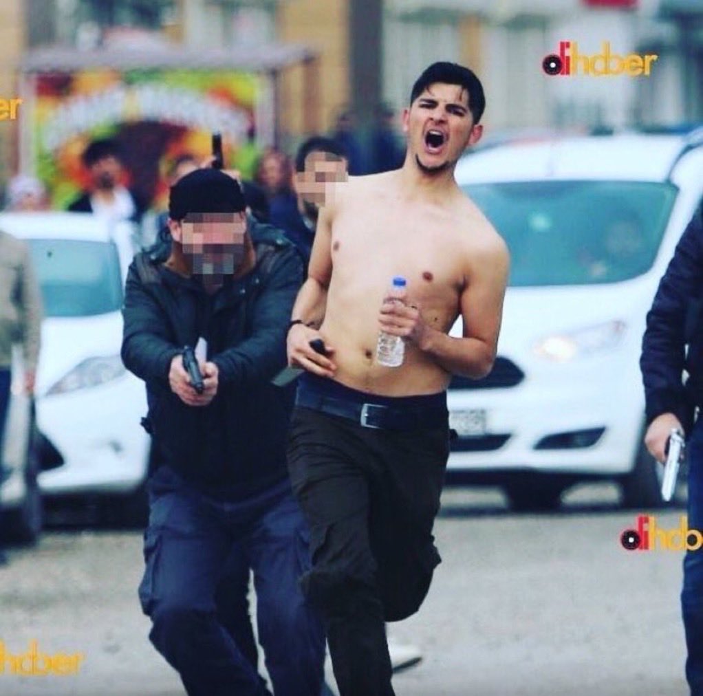 AleviHuman's tweet image. #Kemalkurkut venant d’une famille #pauvre de la minorité #Alevi.

Il avait l’espoir de réussir. Il était le seul de sa famille qui était #étudiant à l‘Université.

Le jour du nouvel an #Kurde, une dizaine de #policiers #Turcs ont #coursé et ont #abattu parce que Alevi et Kurde.