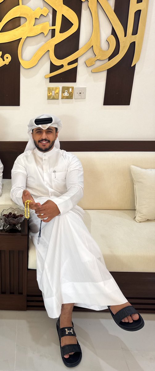 نفسك من العزّ لبسها وقلّدها
لو العراقيل مربوعه ومثنيّه .