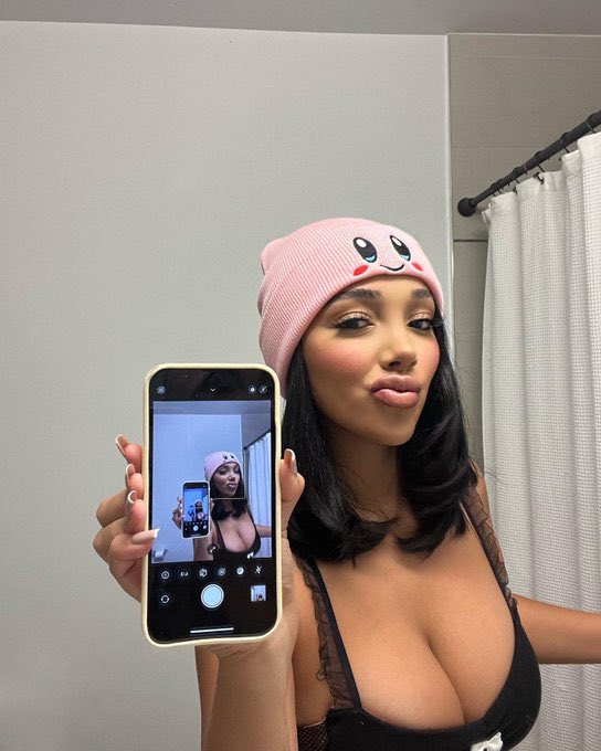 JewelsElia5410's tweet image. Mirror selfie 🤳1 🥵 🥰🍑💓 #post #tweets #xusers #viral