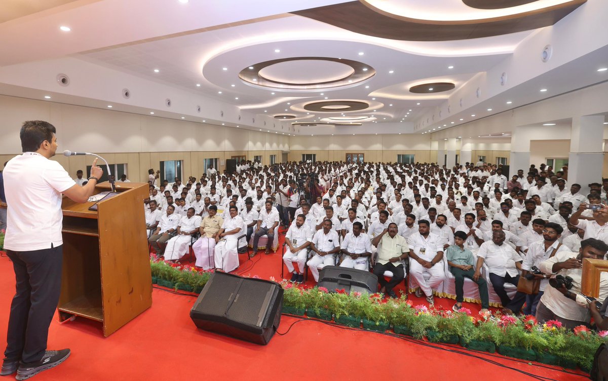 கரூர் மற்றும் திருப்பூர் மாவட்டங்களுக்கு உட்பட்ட கழக இளைஞர் அணி மாவட்ட - மாநகர - ஒன்றிய - நகர - பகுதி - பேரூர் அமைப்பாளர், துணை அமைப்பாளர்களை இன்றைய தினம் நேரில் சந்தித்து ஆலோசனை மேற்கொண்டோம். 

தமிழ்நாடு முழுவதும் உள்ள 5 லட்சம் <a href="/dmk_youthwing/">DMK Youth Wing</a> நிர்வாகிகளைக் கொண்டு, பாகம் வாரியாக