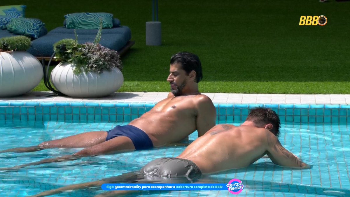 Cowboy e Jonas relaxando na piscina. #BBB26