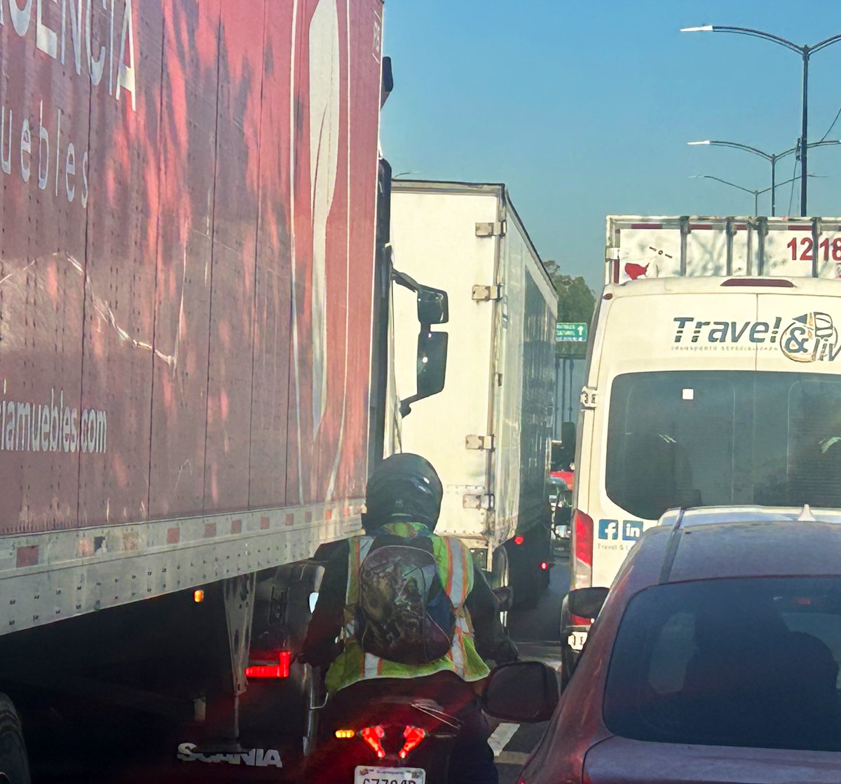 Así todos los días: algunos motociclistas avanzan entre carriles, arriesgándose ellos y también a nosotros.