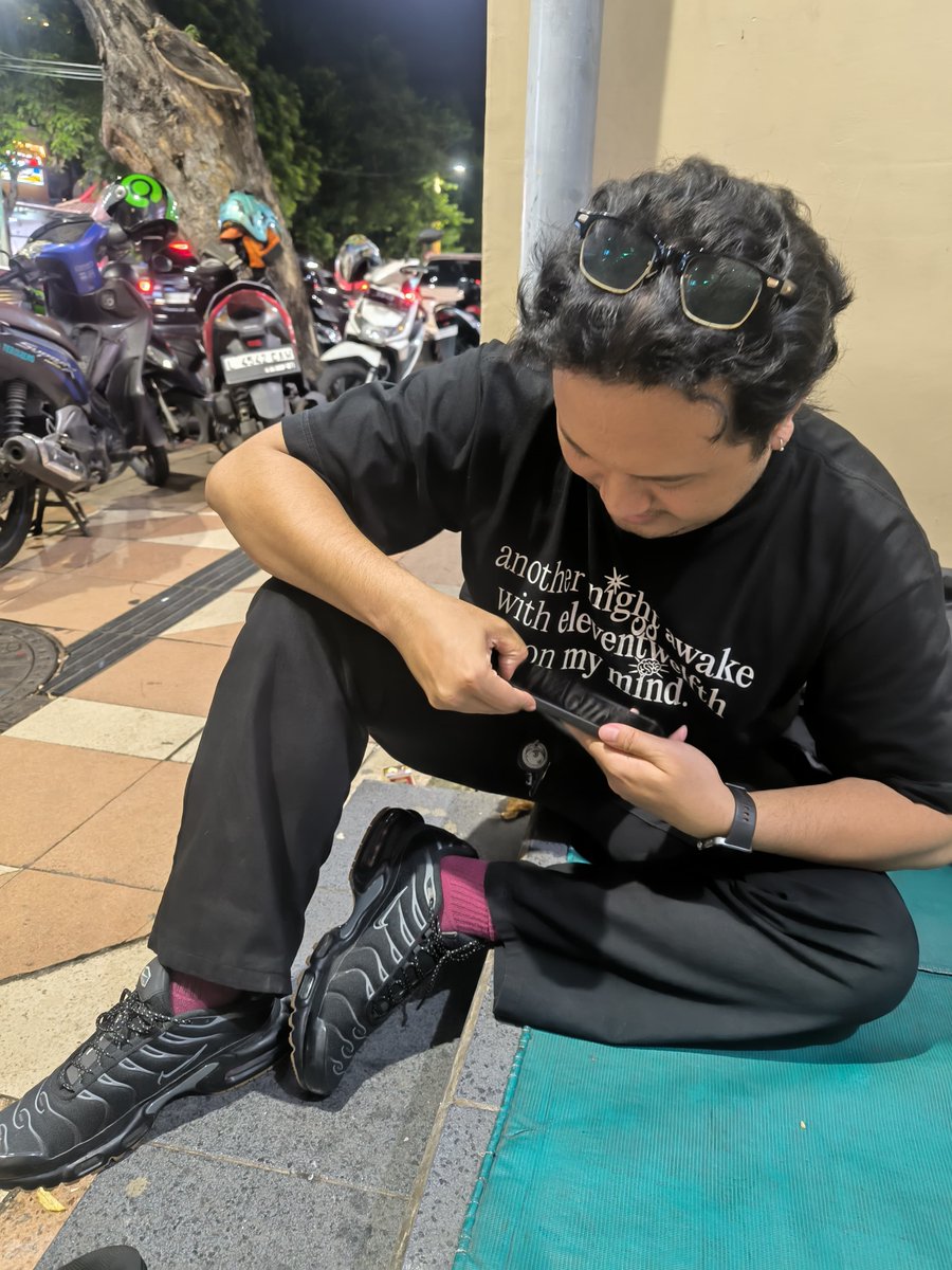 Je to see tweet media