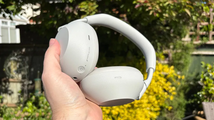kartikbht's tweet photo. Show me a pair of headphones with zero haters 
I'll go first: https://t.co/iuT5URF486