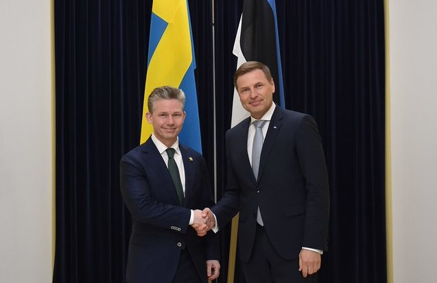 MoD_Estonia's tweet image. 🇪🇪🤝🇸🇪  Estonia and Sweden are deepening defence cooperation as #NATO Allies. Ministers @Hpevkur and @PlJonson discussed Baltic Sea security, military supply routes and coordinated efforts to strengthen the Alliance’s eastern flank. #WeAreNATO