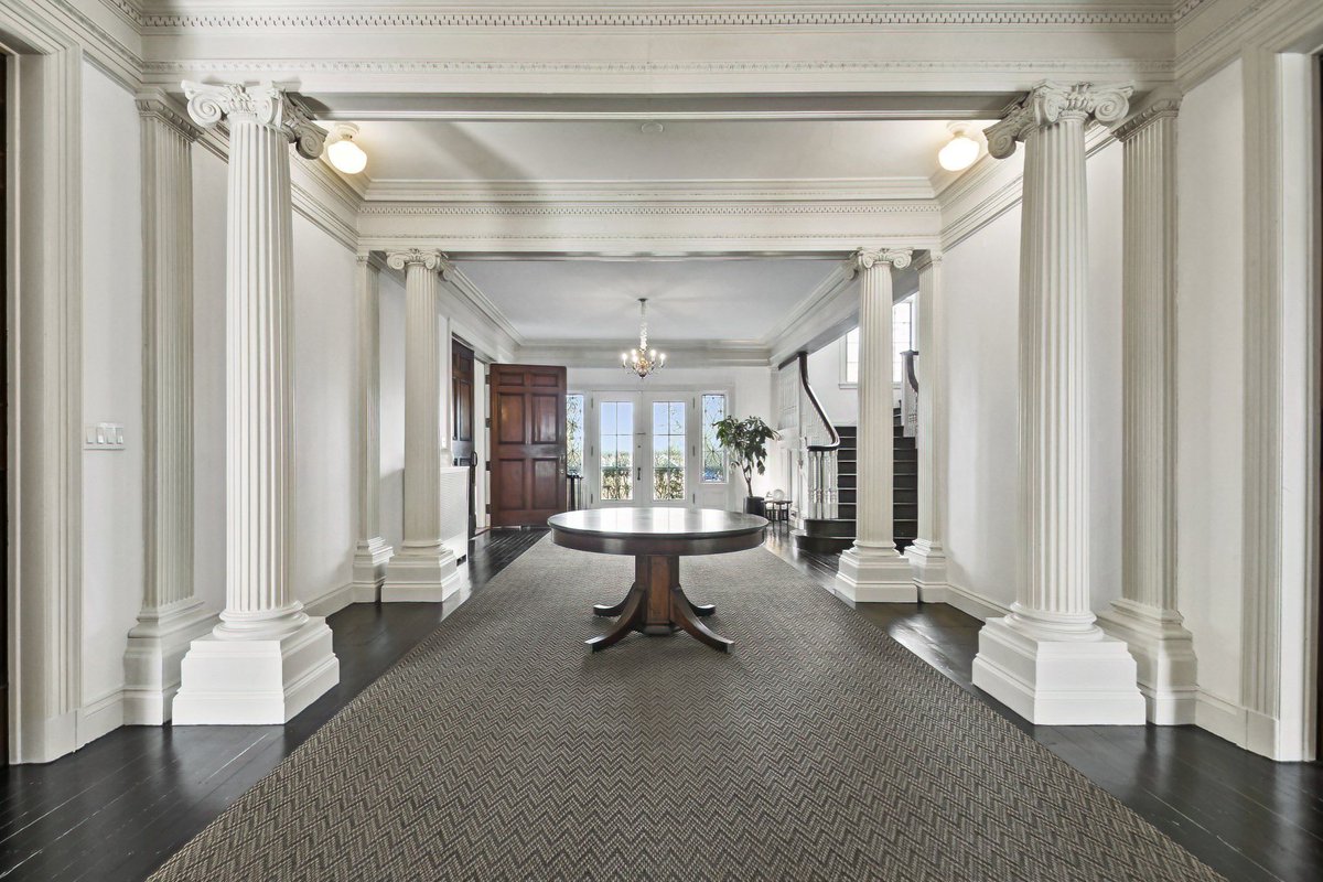 Zillow Gone Wild 🏡 tweet media