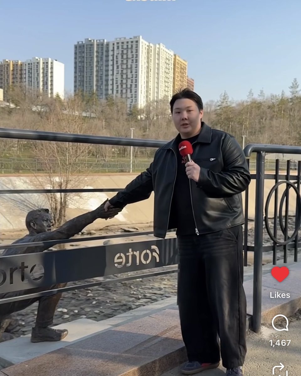 soarsonnet's tweet photo. @MenouerMelissa @HumanityChad It’s an interactive monument, a public is a 5th person https://t.co/RsU0n42tmD
