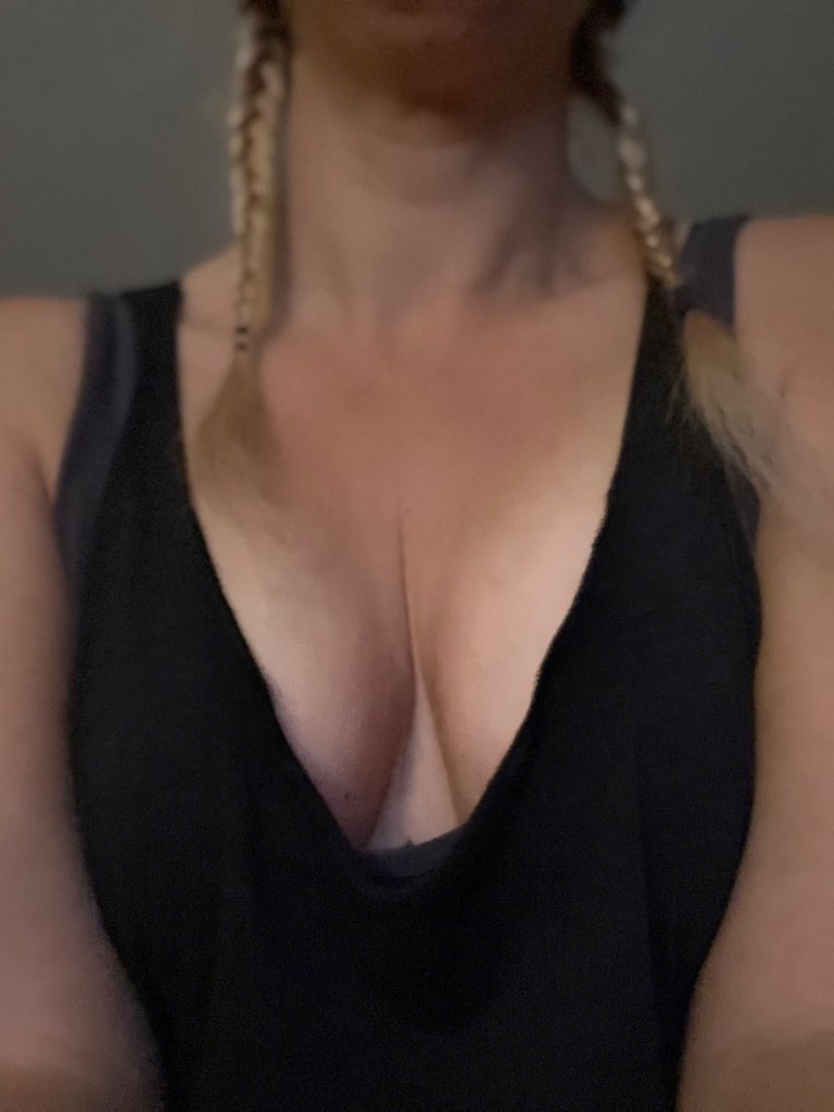 Fʉͫcͧкͭιͪηͣ Holli Would tweet media