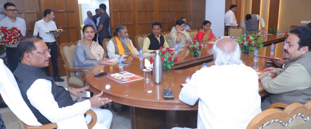 ShuklaRajiv's tweet photo. छत्तीस गढ़ की समस्याओं पर चर्चा के लिए मुख्यमंत्री जी ने सांसदों की बैठक बुलाई । ⁦@ChhattisgarhCMO⁩ https://t.co/YDFnVVPssA