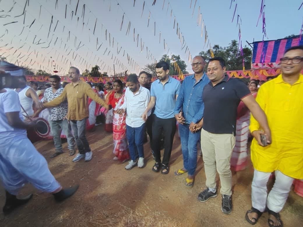 बहरागोड़ा में मुंडा बा-बोंगा कमेटी द्वारा आयोजित 'देशुआ बा-बोंगा' (सरहुल) महापर्व में सम्मिलित हुआ।

पारंपरिक वाद्य यंत्रों और नृत्य के बीच प्रकृति की उपासना का यह अनुभव अविस्मरणीय रहा। भव्य स्वागत के लिए कमेटी का आभार। 

हमारी संस्कृति, हमारा गौरव!

#Jharkhand