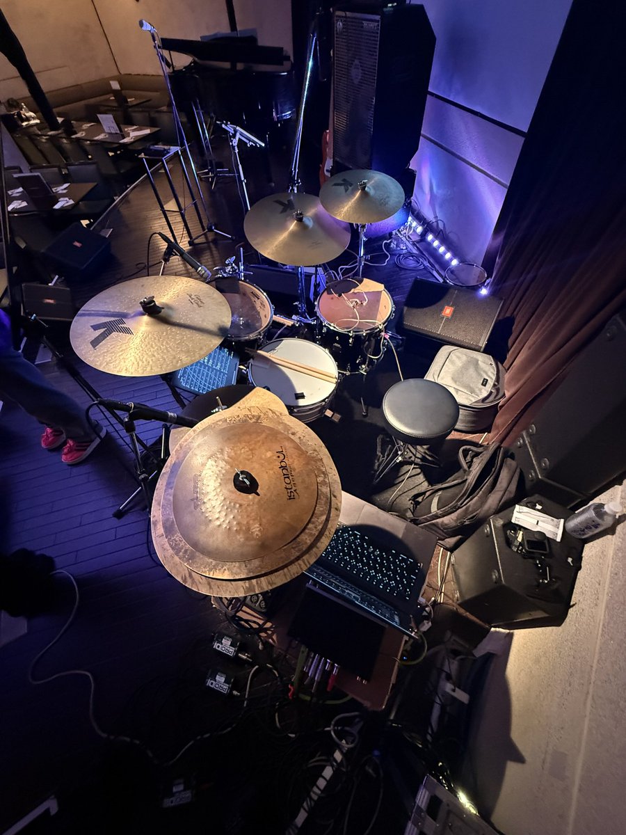 AKIRAdaBeatz's tweet image. KIRAちゃん初のバースデーライブ🎂
ドラム&amp;amp;バンマス&amp;amp;マニピで参加致しました🙏✨
大阪でめちゃくちゃお世話になったKIRAちゃんとまたLive出来て光栄な夜でした🌉
COBAさんとしょうちゃんもまじ最幸でした！
KIRAちゃんおめでとう🎊
#KIRA #なにわのグランデ #なにわのビヨンセ