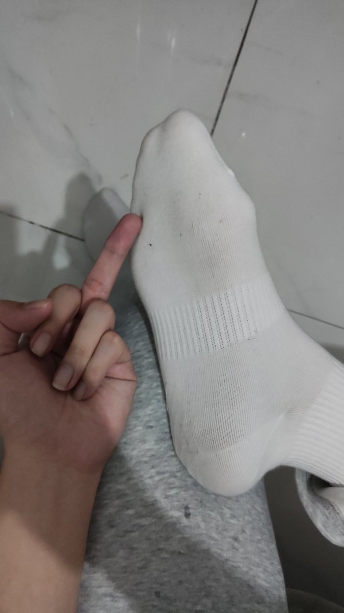 qsp1236627's tweet photo. 新袜子穿了半天就脏脏的。。。傻逼该不会想钻进去闻吧，笑死了🤣
#傻逼男同 #直男崇拜 #直男亲爹 #直男祖宗 https://t.co/h0eyvPBwID