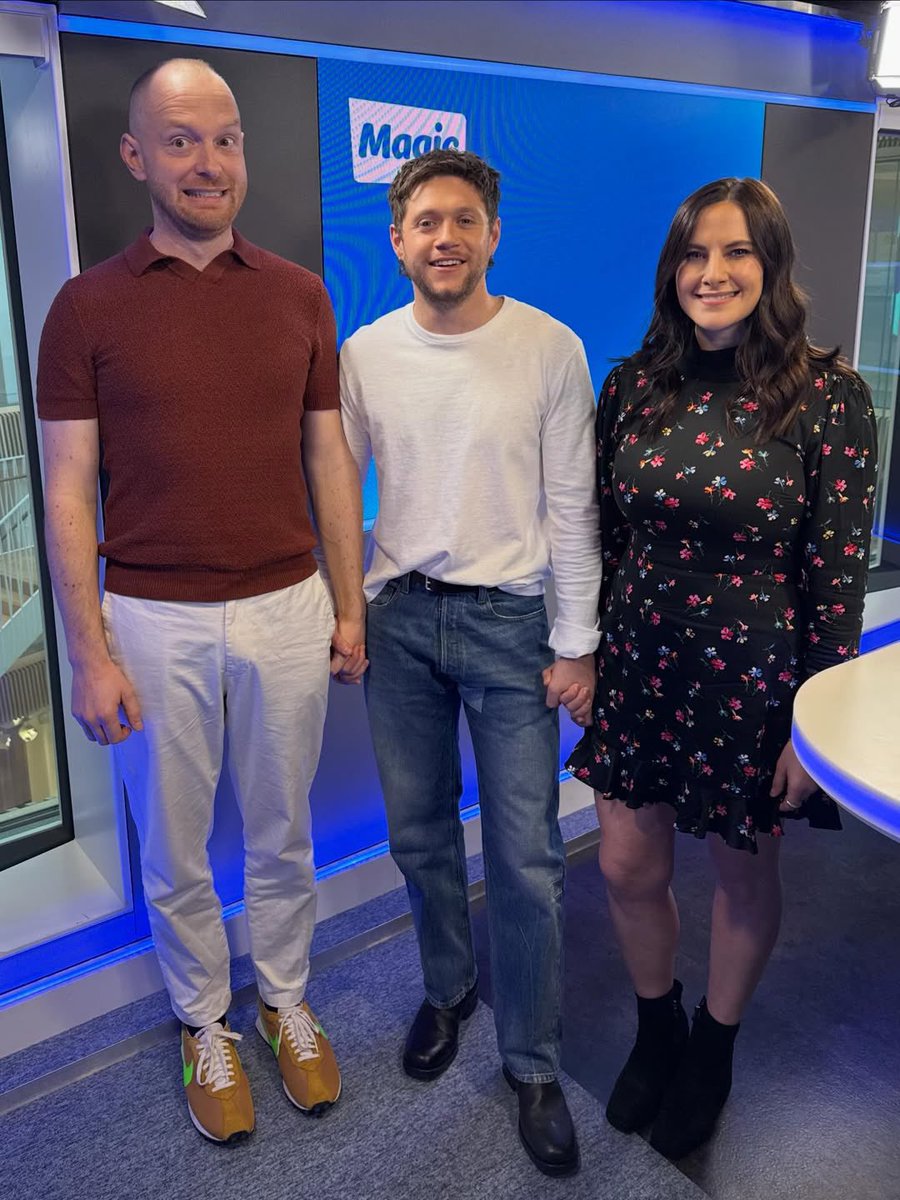 1Dnews_Control's tweet image. 🧡 Niall stopping by Magic FM and apparently leaving with two new best friends 🤝

#NiallHoran #MagicFM #dinnerparty 

📷 katshoob on X