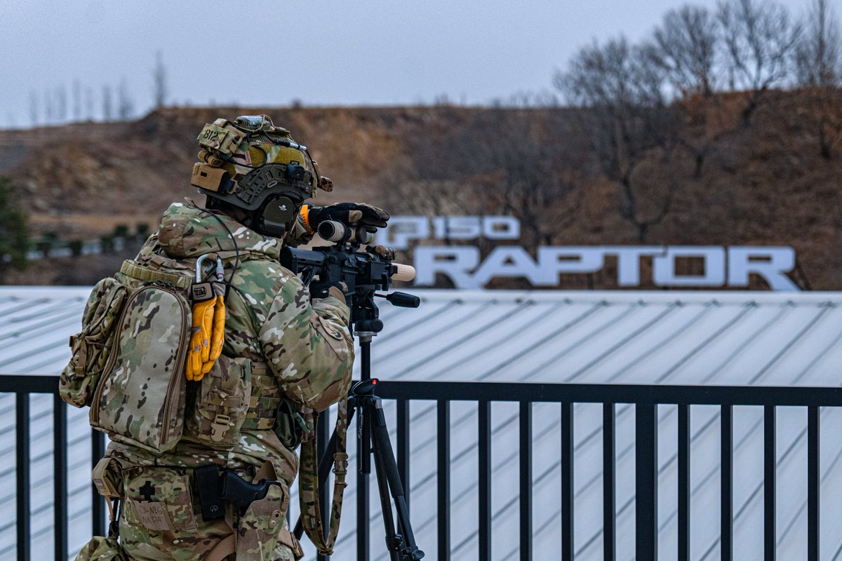 dmskywalker's tweet photo. FBI sniper.🔭 https://t.co/5SovrqFj0U