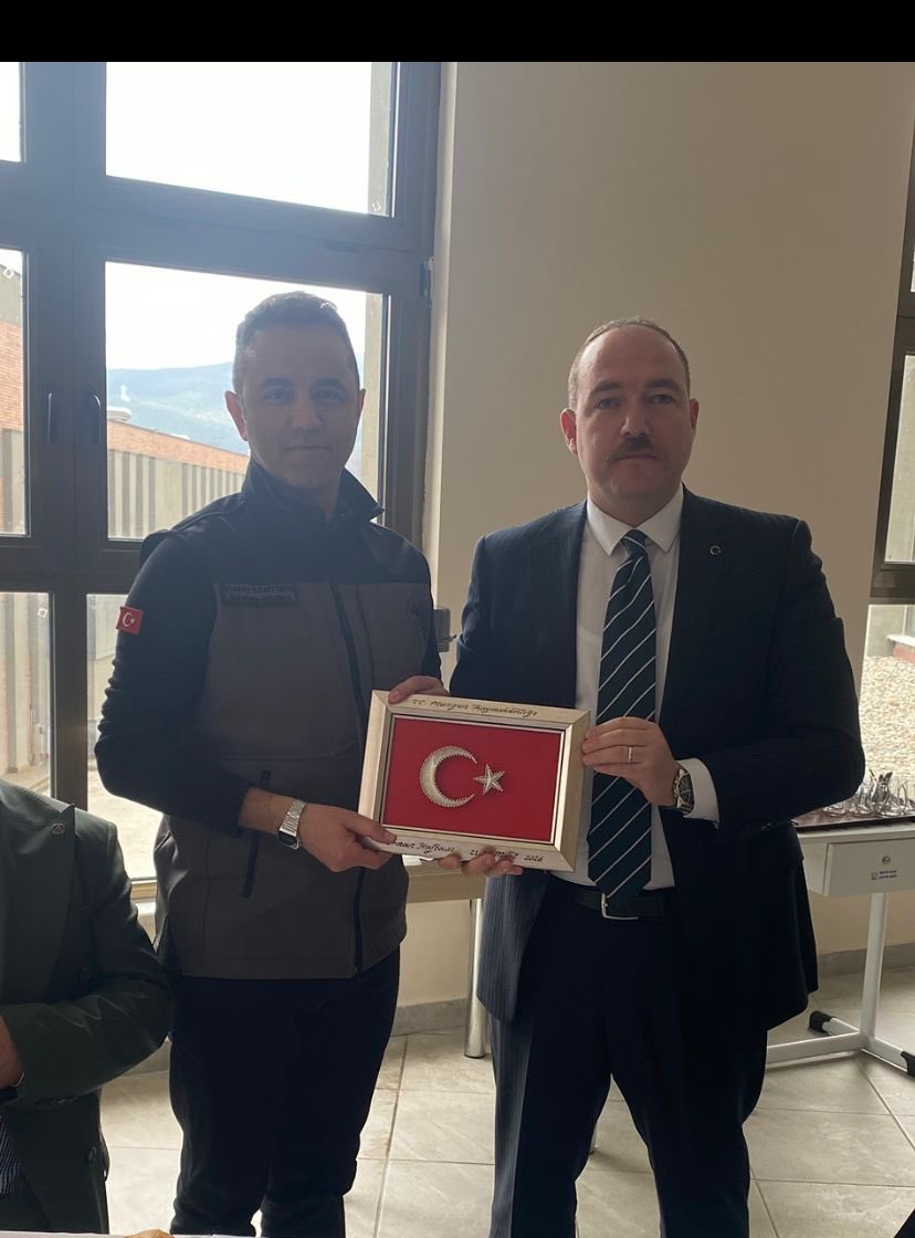 mengengovtr's tweet photo. 📍 Kaymakamımız Sayın Sercan Yıldız, “Orman Haftası” kapsamında BAİBÜ Meslek Yüksekokulu’nda düzenlenen programa katılarak Mengen Orman İşletmeleri personeliyle bir araya geldi.

📌 Programa Mengen Belediye Başkanımız, savcımız, hakimlerimiz ve kurum amirlerimiz de katılım sağladı.

🌲 Kaymakamımız, özveriyle görev yapan tüm personele teşekkür etti.

🌳 Programın düzenlenmesinde emeği geçen üniversitemize, aşçılık lisemize ve müftülüğümüze teşekkür ederiz.

#mengen #aşçılardiyarı @_sercanyildiz