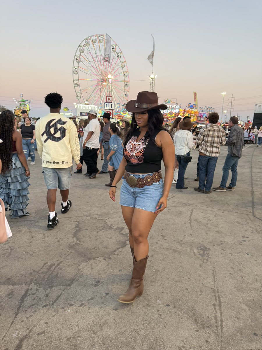 hawamariee's tweet image. I'm in H-Town, it’s a hell of a vibe.

#rodeo #rodeohouston