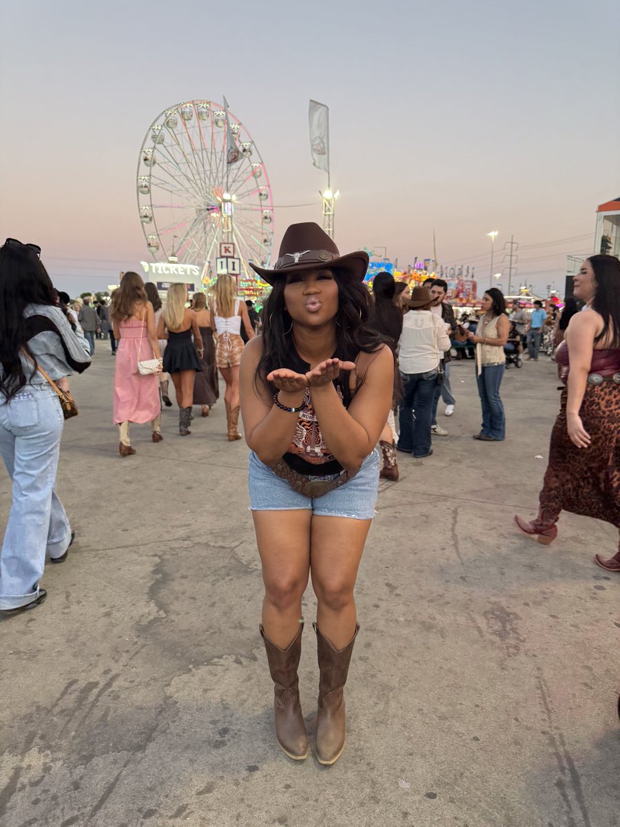 hawamariee's tweet image. I'm in H-Town, it’s a hell of a vibe.

#rodeo #rodeohouston