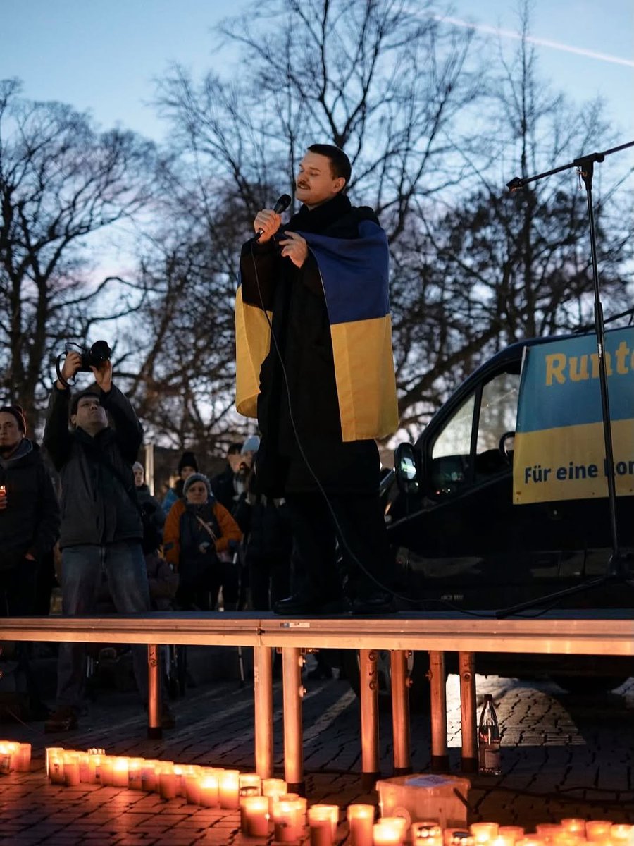 FKUkraineLE's tweet photo. Am 24. Februar dieses Jahr, anlässlich des 4. Jahrestages der groß angelegten Invasion der Ukraine, sind wir in Leipzig zusammengekommen, um der Opfer dieses Krieges zu gedenken und unsere Solidarität mit der Ukraine zu zeigen.

📷 Anna Perepechai (https://t.co/nNh2cQrNxo)

1/4 https://t.co/M54iArRuAA