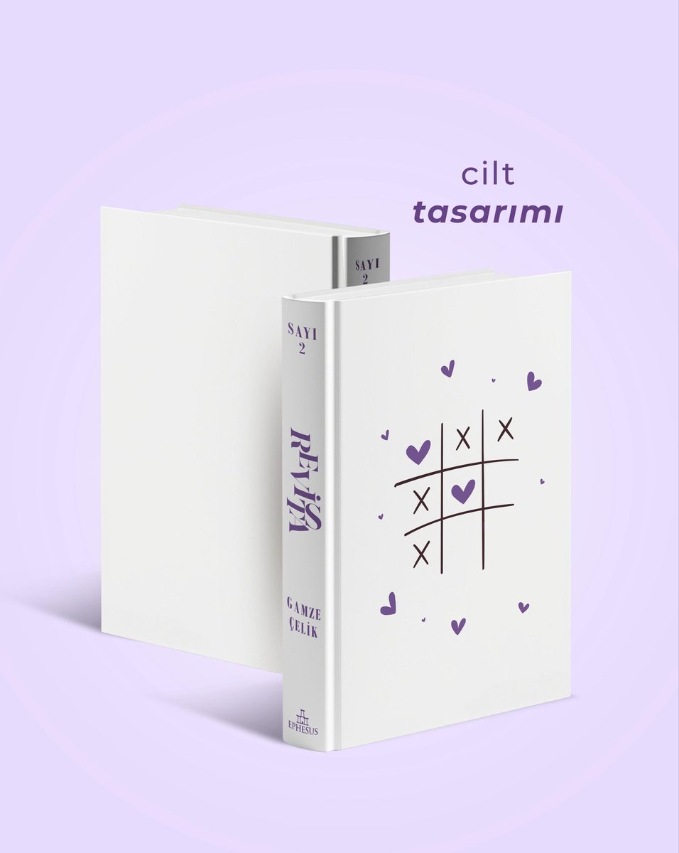 ephesusyayinevi's tweet photo. Gamze Çelik’in kaleme aldığı “REVİSTA 2” ciltli ve kutulu seçenekleriyle şimdi satışta! 😍💖

Güç bazen gölgelerde kurulan bir ittifakla gelir, bazen de o gölgelerde yol gösterecek cesarete sahip olanla... Peki ya kalbiniz? O da sizinle birlikte savaşmaya hazır mı?

Magazin dünyasında ihtişam göz kamaştırır, fısıltılar ise imparatorlukları çökertebilir. Paris'te patlayan bir haber, Revista'nın kapısına dava dosyaları ve susmak bilmeyen bir linç bırakır.

Feris Doğan, bir gecede parlayan başarının mı yoksa hedef tahtasının tam ortasına konulan bir ismin sahibi mi olduğuna karar vermek zorunda kalır. Kariyerinin doruk noktasına çıkan basamakları tırmanırken hiç beklemediği bir anda yere çakılacağından habersizdir.

Dergideki skandalların ve hesaplaşmaların arasında, itibarın yalnızca bir koltuk değil; bir sınav, bir yük ve bazen de bir savaş alanı olduğunu anlar. Ve aşk, tüm bunların arasında en zayıf anını seçerek kalbine sızar.

Feris hayatındaki en büyük meydan okumayla karşı karşıya kaldığında hiç bu kadar sarsılmadığına emindir. Zira kalbini açtığı kişi, kaderini yeniden yazabilir ya da onu tamamen silebilir.

Bu kez Revista'da kurallar daha acımasız: Her yükseliş alkışlanır ama her düşüşün kefareti daha gürültülüdür.

#ephesusyayınları #revista #gamzeçelik #bookworm #bookstagram