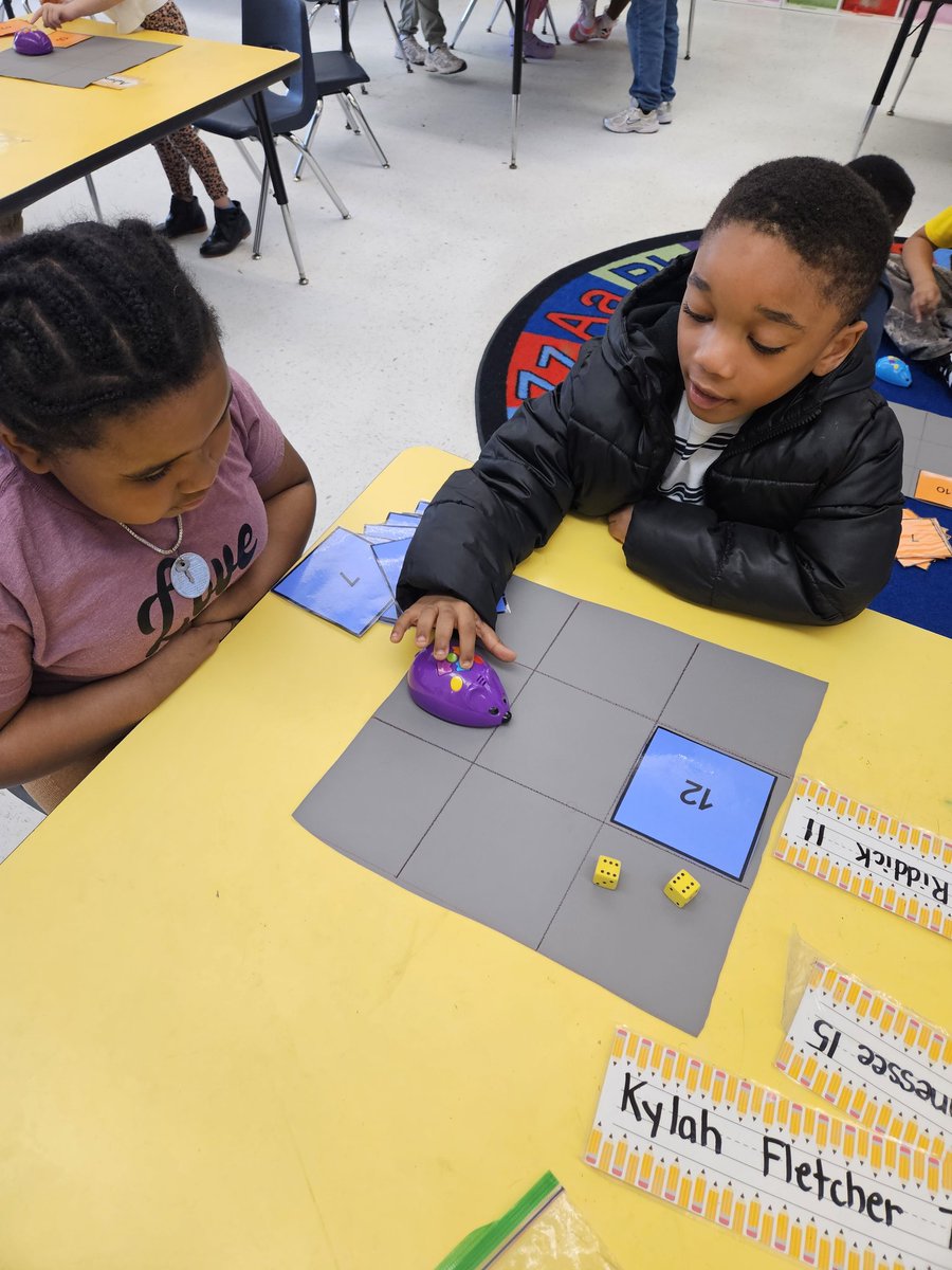 CES Kindergartners are adding their dice to program their mouse to the sum! <a href="/jennthomas75/">Jennifer Thomas</a> <a href="/PortsVASchools/">Portsmouth Schools</a>