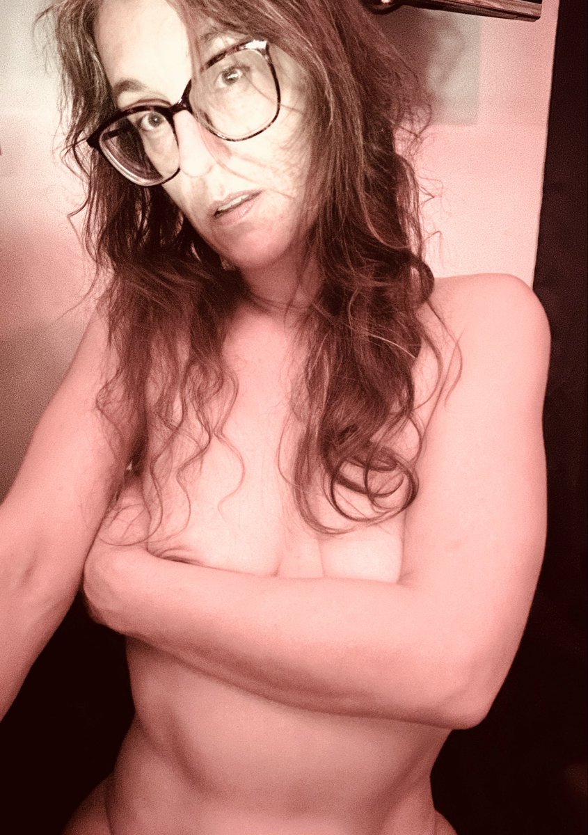 EmmyWanders's tweet photo. Monday got you down 
Let me keep you up 🍆 

🔥Limited time🔥
ALL photo sets $5 
NO subscription needed
From your new thing to obsess over
https://t.co/YVZVj0p9Cm

#tampa #stpete #petitenude #lingerie #pussypics #tampamodel https://t.co/CR6awcJxPb