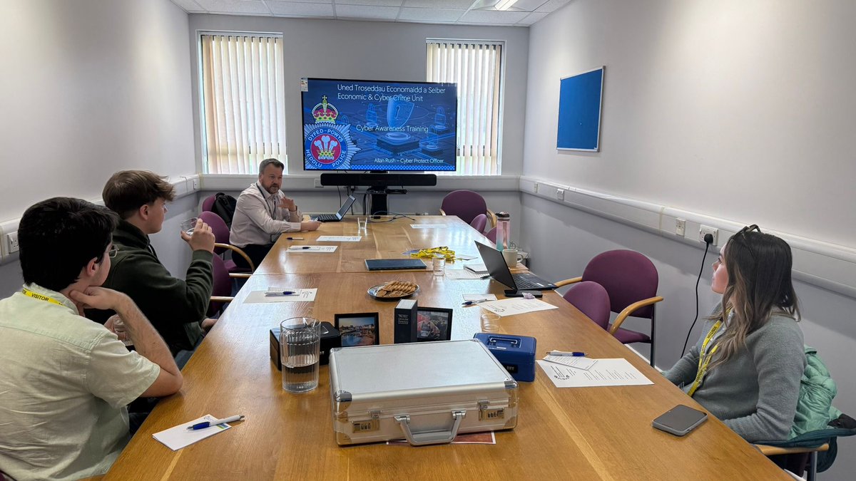 Com|Dyfed-Powys tweet media