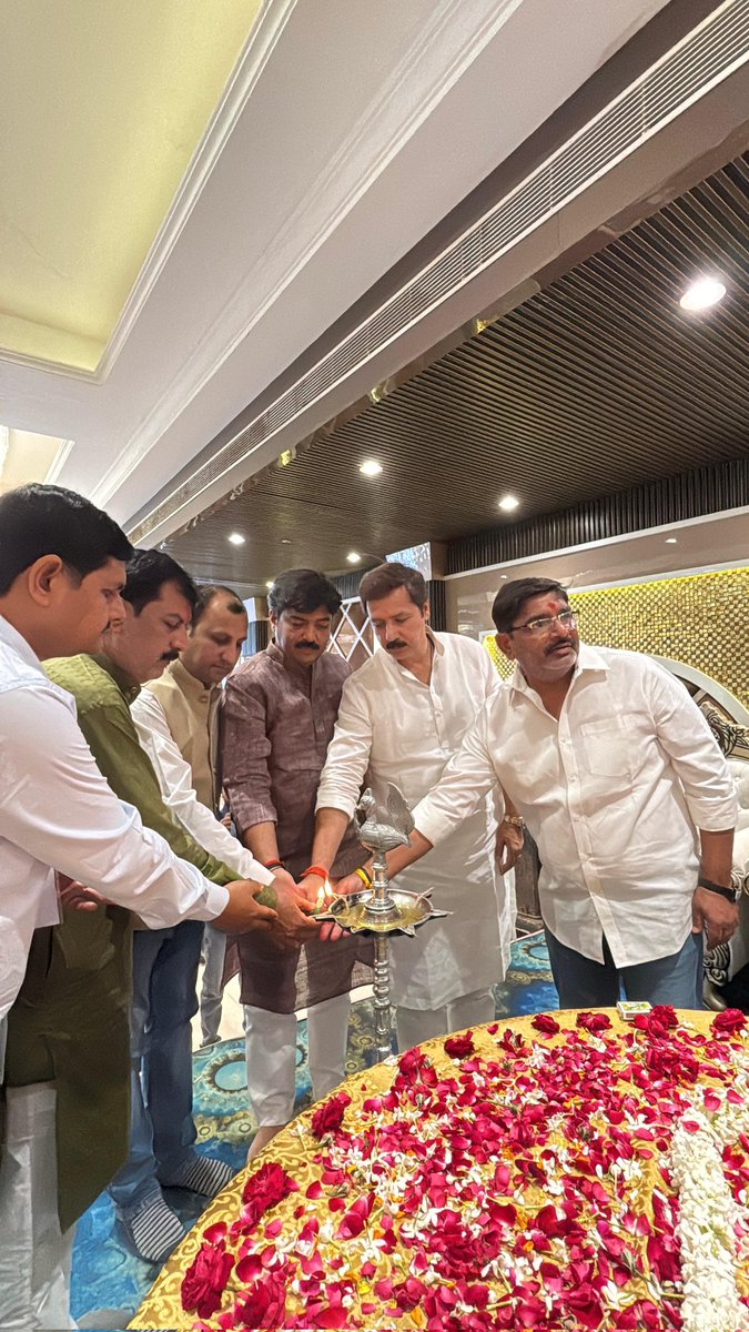 MDhananjaySingh's tweet photo. शहीद ए आज़म भगत सिंह, राजगुरु व सुखदेव जी के शहादत दिवस एवं संस्था के स्थापना के तृतीय वर्ष पर जनपद के उत्सव मोटल में संगोष्ठी का आयोजन किया गया , जहां मुख्य अतिथि के तौर पर भगत सिंह के सहयोगी व महान क्रान्तिकारी जयदेव कपूर जी के प्रपौत्र मयूर कपूर जी एवं शहीद क्रान्तिकारी चंद्रशेखर आजाद जी के सहयोगी रामनारायण आजाद जी के सुपौत्र बाॅबी आज़ाद जी शामिल हुए। विशेष आग्रह पर सेवानिवृत्त फौजियों का भी दल आया जिनकी अगुवाई कैप्टन अजीत जी ने किया।

इस संगोष्ठी व स्वतंत्रता सेनानियों के श्रद्धांजलि कार्यक्रम के लिए राष्ट्रवादी नौजवान सभा के सभी सहयोगियों का आभार।

#शहीद_दिवस