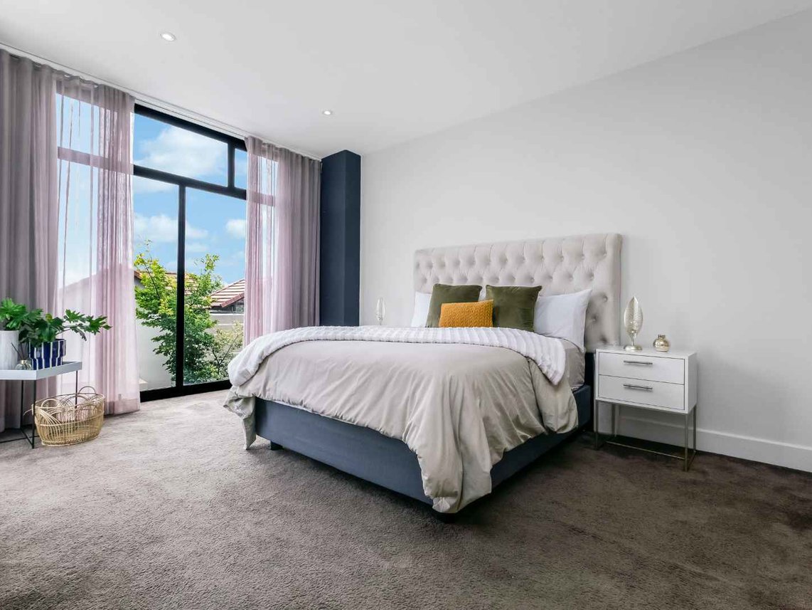 ImmoAfrica's tweet image. In a league of its own this exquisite home is situated on the largest stand within the estate and will definitely leave you in absolute AWE! 

🫰 R 6,200,000 | #Fourways
🛏️ 4 🛀 4 🚗 2
🔗 immoafrica.net/houses-for-sal…
Follow 👉 @ImmoAfrica