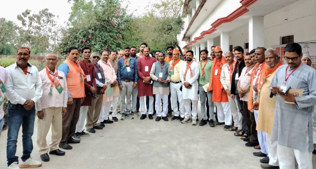 monusharmaspn19's tweet photo. पंडित दीनदयाल उपाध्याय प्रशिक्षण महाभियान के दौरान....!!
#BJP #टीम #मंडल_ढकाघनश्याम 
#कृष्ण_महाविद्यालय

@BJP4UP @myogiadityanath @narendramodi @BJP4UP https://t.co/f0dClIDRau