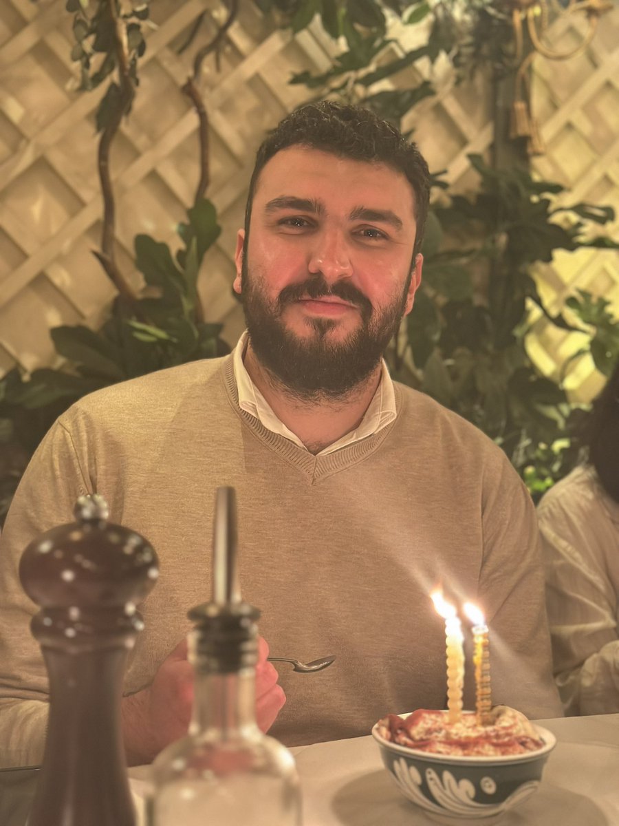 elliterato97's tweet photo. To a new year full of love, because everything else is insignificant and temporary 

#paris #tarekbouomar https://t.co/cdEJMtYCbY
