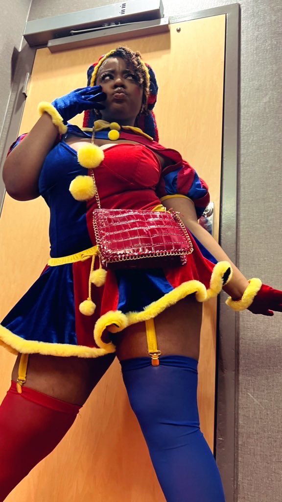 slxtforaone's tweet photo. i’m running this cosplay back…i WON’T let it go😋 plus i got some upgrades!!! so sexy delicious pomni💋 #TheAmazingDigitalCircus #tadcep8 #pomnicosplay #cosplay #cosplaytwt #tadccosplay #tadcpomni #crochet #crochethat #pomnijester #jester #genitalcircus https://t.co/cVc9E9RO2I