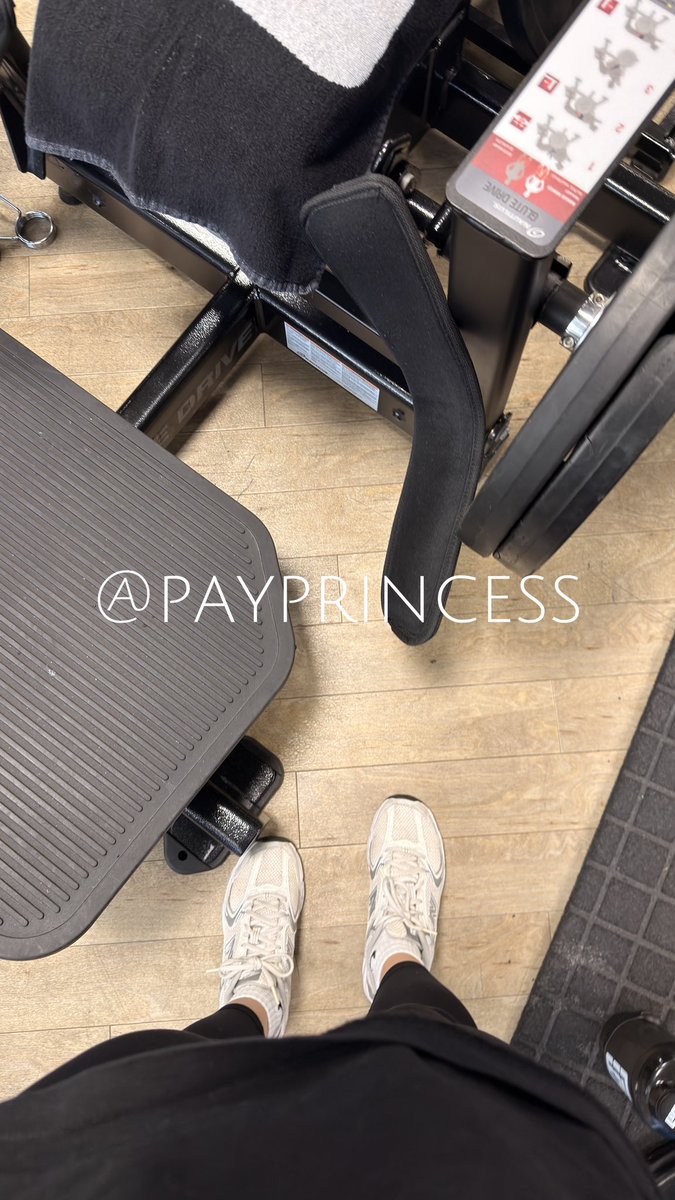 PayPrincessDE's tweet photo. Gym fast durch – Sneakers noch warm, Handtuch bereit.  
Später Cam-Session oder Sklaven-Spot frei.  
Wer zahlt für den Platz?  
#findom #zahlsklave #Geldherrin #paypig #femdom https://t.co/4ZCqAJcrV1