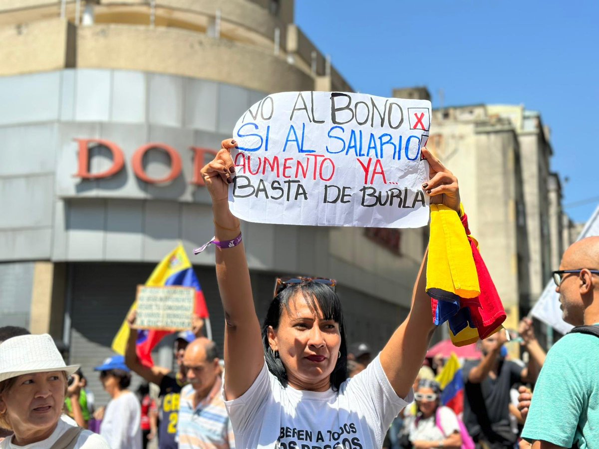 VenteVenezuela's tweet photo. ¡La calle no se rinde ante el hambre ni la miseria! 🗣️

Caracas amanece en protesta este #23DeMarzo. La exigencia es clara: ingresos que permitan vivir con la cabeza en alto, no salarios de miseria que destruyen el hogar venezolano.

¡La calle habla y nosotros acompañamos su clamor por justicia y libertad! 🇻🇪