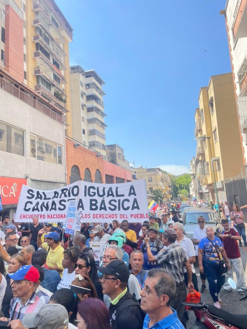 VenteVenezuela's tweet photo. ¡La calle no se rinde ante el hambre ni la miseria! 🗣️

Caracas amanece en protesta este #23DeMarzo. La exigencia es clara: ingresos que permitan vivir con la cabeza en alto, no salarios de miseria que destruyen el hogar venezolano.

¡La calle habla y nosotros acompañamos su clamor por justicia y libertad! 🇻🇪