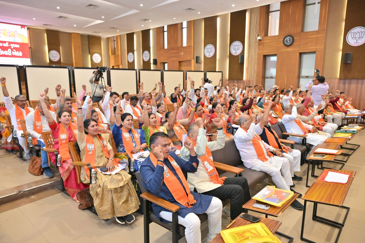 માનનીય પ્રદેશ અધ્યક્ષ શ્રી <a href="/iJagdishBJP/">Jagdish Vishwakarma</a> જી અને માનનીય મુખ્યમંત્રી શ્રી <a href="/Bhupendrapbjp/">Bhupendra Patel</a> જીની વિશેષ ઉપસ્થિતિમાં આજે પ્રદેશ કાર્યાલય 'શ્રી કમલમ્' ખાતે પ્રદેશ કારોબારી બેઠક સંપન્ન થઈ.