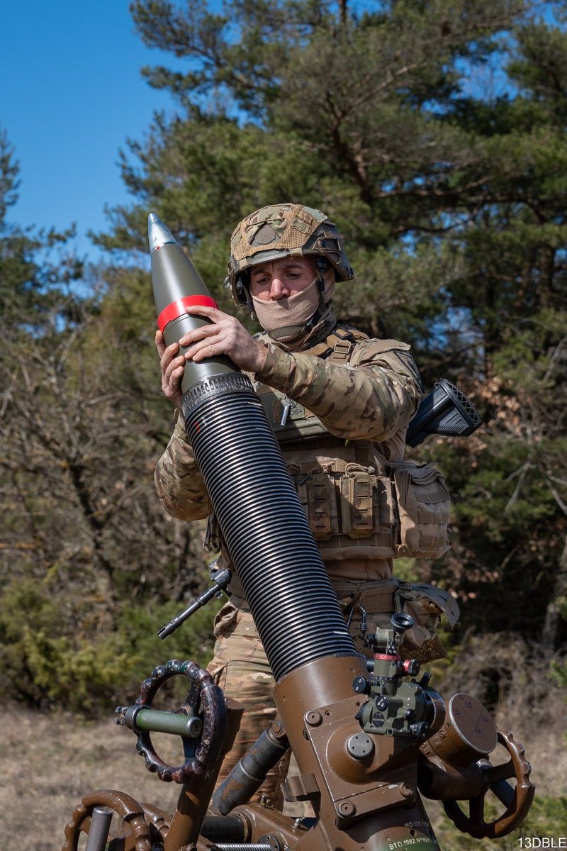 Cdc_13eDBLE's tweet image. [#MondayMotivation]

🟢🔴 Objectif RHINOSTORM 🦏

En vue de sa participation à l’exercice Rhinostorm, qui aura lieu  prochainement en Allemagne 🇩🇪 , sous les ordres d’un groupement tactique interarmes britannique 🇬🇧, la section mortiers 120 mm de la #13DBLE poursuit son