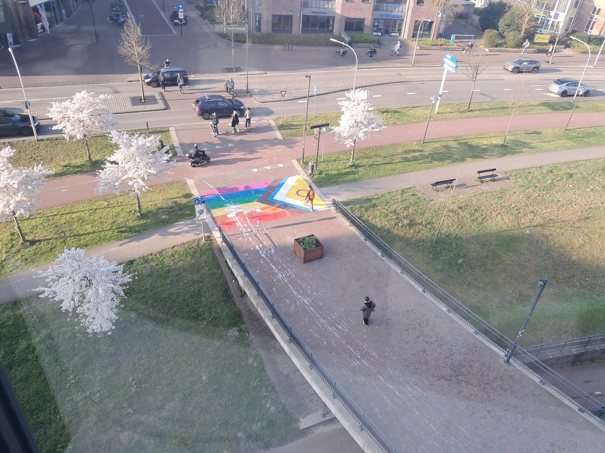 vancoeverden's tweet photo. De gemeente #deventer heeft vorige week de vernieling van de regenboogvlag schoongemaakt.

 Vanochtend weer besmeurd met verf. Zo'n vlag werkt als een rode lap op een stier blijkbaar. https://t.co/Oj1cxM372l