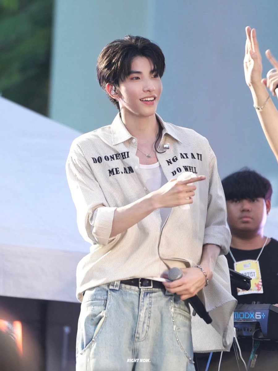 RIGHT NOW. tweet media