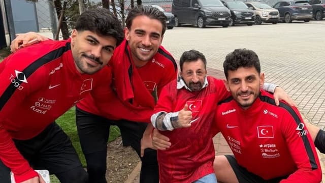 Sosyal medya fenomeni "Köksal Baba" olarak bilinen Köksal Bektaşoğlu, A Milli Takım kampını ziyaret etti