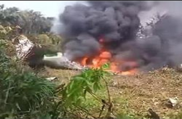 punjabkesari's tweet image. कोलंबिया से एक बेहद दर्दनाक खबर सामने आई है, जहां वायुसेना का एक विमान टेकऑफ के दौरान दुर्घटनाग्रस्त हो गया। इस विमान में करीब 110 सैनिक सवार थे, जिससे हादसे की गंभीरता और बढ़ गई है।

#Colombia #AirForce #PlaneCrash