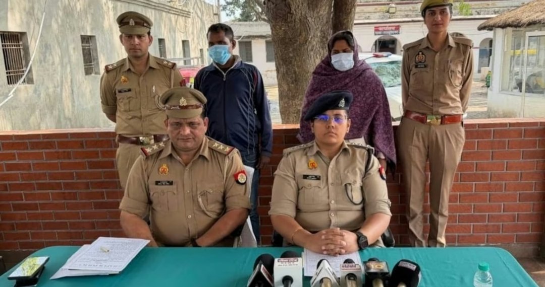 एक और बेचारा पति अपनी पत्नि की अय्याशी की खातिर कुर्बान हो गया। UP में हापुड़ की गढ़मुक्तेश्वर कोतवाली पुलिस ने आदर्श नगर में हुए राजपाल हत्याकांड का खुलासा करते हुए मृतक की पत्नी राजनी और उसके प्रेमी बंटी को हत्या के आरोप में गिरफ्तार किया है।

बीती रात जब राजपाल गहरी नींद में