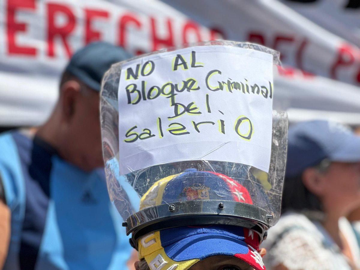 VenEsVenezuela's tweet photo. Los gremios se unen para exigir lo que es justo. 

Hoy, trabajadores se movilizaron por Caracas hasta llegar  al Ministerio de trabajo para exigir aumento de sueldos ya. 

La crisis económica vulnera el salario empujando al país hacia a una pobreza mayor. https://t.co/1E299aR8nU
