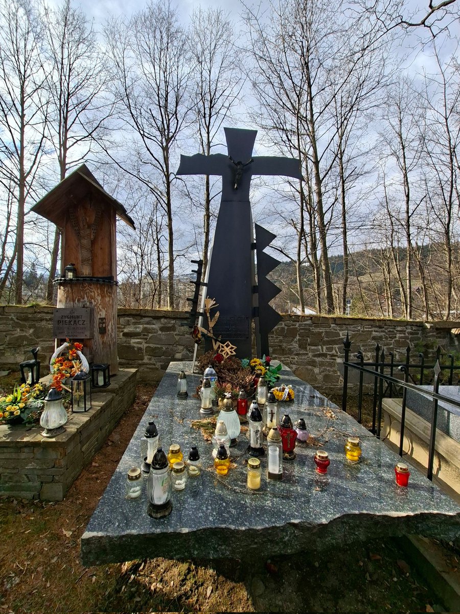 jurajczyk's tweet photo. Z widokiem na #Giewont, gdzie skalne #Podhale, zasłużeni nad szumnym potokiem leżą.Przy bramie cmentarza #PęksowyBrzyzek zaprojektowanej przez St.Witkiewicza tablica z nazwiskami kurierów tatrzańskich."Ojczyzna to ziemia i groby.Narody tracąc pamięć tracą życie.#Zakopane pamięta" https://t.co/LJZXUyOnrW