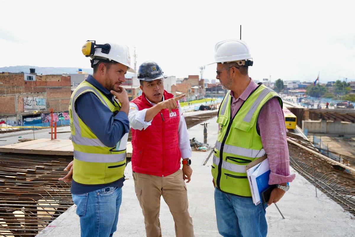 OrlandoMolanoP's tweet photo. Aquí trabajamos día a día para que las obras avancen. 

El alcalde @CarlosFGalan nos ha pedido acelerar las obras en los puentes de Venecia, que hacen parte del grupo 1 de la av. 68, y así lo estamos haciendo. 

Junto al equipo de @IDUBogota y el contratista, revisamos los avances de obra, realizamos un recorrido y supervisamos el estado de estos puentes que conectarán a la AutoSur con la av. 68. 

¡Seguimos avanzando!