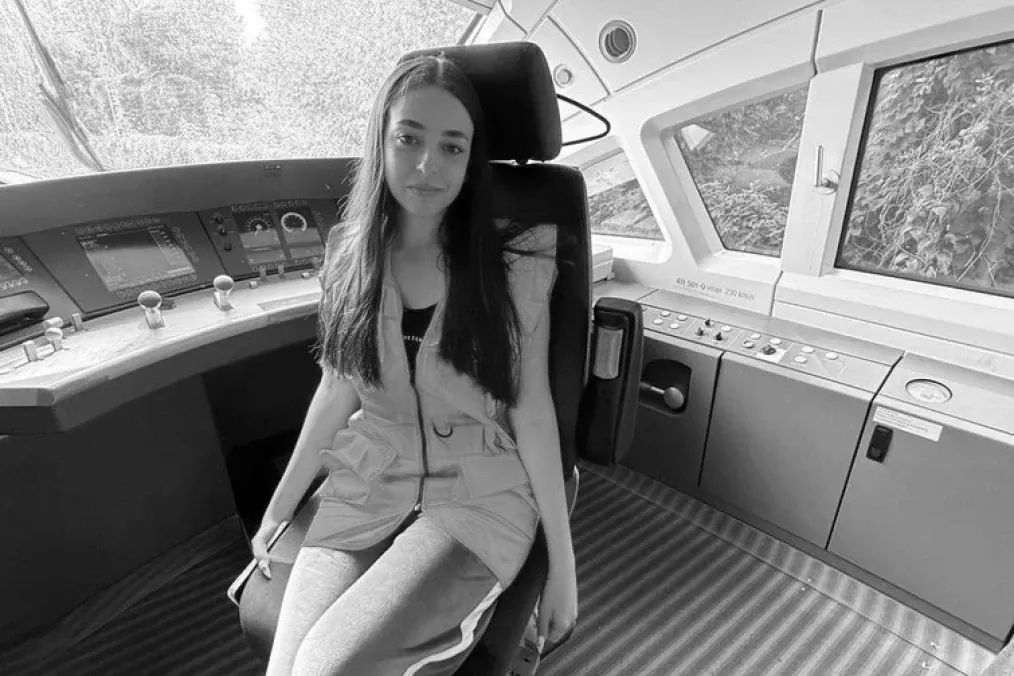 ⚡️ A 19-year-old Ukrainian train attendant was killed while evacuating passengers during a Russian drone attack. 

🔗 united24media.com/latest-news/19…